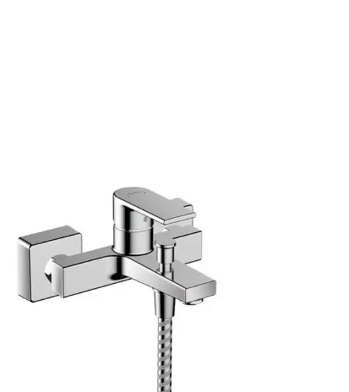Chromfarbener Einhebel-Wannenmischer von Hansgrohe mit wandmontierter Ausführung und flexibler Schlauchverbindung. Modernes Design und funktionale Handhabung.